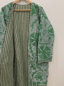 เสื้อคลุมกิโมโนสีเขียวเซจปักลายซูซานีด้วยมือ พร้อมลายปักดอกไม้ งานฝีมือแท้ๆ ทำจากผ้าฝ้ายเย็บติดกัน - Product Image 3