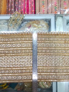 Exquisito Borde de Saree con Encaje Floral Ecológico Hecho a Mano, Adornado con Perlas y Bordado de Precisión, Malla Transparente Premium 100% JK - Product Image 4