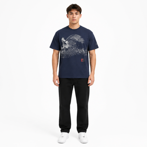 Camiseta de algodón para hombre, azul marino, con estampado de ondas, manga corta, cuello redondo, corte regular, tejido jersey, diseño serigrafiado. - Product Image 1