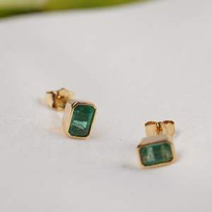<b>Fine</b> 18K Gold Emerald Bezel Set Solitaire Stud <b>Earrings</b> - Product Image 4