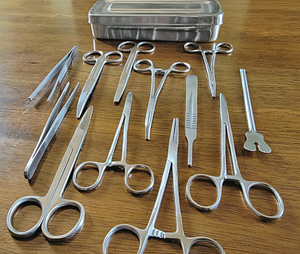 Ensemble de 13 instruments chirurgicaux manuels de base en acier inoxydable de haute qualité pour la pratique de la chirurgie mineure, boîte de formation CE - Product Image 1