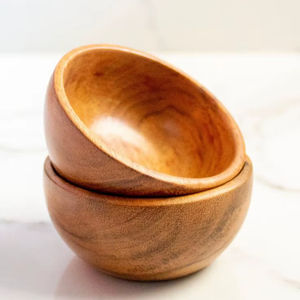 Bol en bois d'acacia poli de style luxueux, idéal pour servir des salades, des fruits, ou comme petit bol de cuisine domestique. - Product Image 1