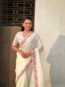 Sari élégant en soie pure blanche brodée de motifs floraux multicolores, idéal pour les soirées - Product Image 2