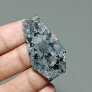 Cabochon en Larvikite |   Pierre précieuse fantaisie en forme de cercueil pour la fabrication de bijoux |   43x23x5 mm. |   37 Ct. |   E223 - Product Image 2