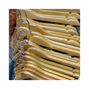 Ganchos de Madera Natural para Exhibición de Ropa, Suministro al por Mayor - Product Image 1