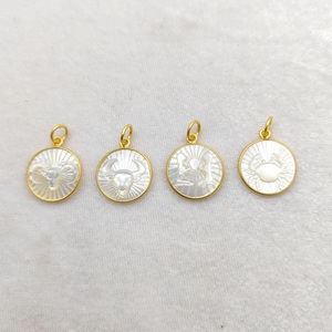 Colgantes de Plata de Ley al por Mayor con Perlas Madre, Baño de Oro y Bisel, con Diseños Tallados de los 12 Signos del Zodíaco - Product Image 6