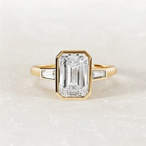 แหวนหมั้นเพชรทรงเอเมอรัลด์คัท ทองคำขาว 14K เพชรเลี้ยงในห้องปฏิบัติการ สไตล์อาร์ตเดโค รับรองโดย IGI ของขวัญเครื่องประดับชั้นดีสำหรับเจ้าสาว - Product Image 1