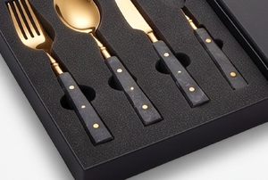 Juego de cubiertos de lujo con mango negro y detalles dorados, de acero inoxidable premium, perfecto para cenas elegantes, fiestas y decoración de cocina. - Product Image 4
