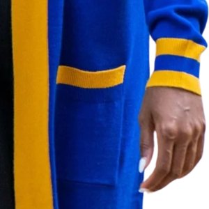เสื้อคาร์ดิแกนไหมพรมสีน้ำเงินกรมท่าประดับด้วยทองคำ ยี่ห้อ Sigma Gamma Rho สำหรับผู้หญิง สไตล์ลำลองหรูหรา เหมาะสำหรับชมรมนักศึกษากรีก - Product Image 3