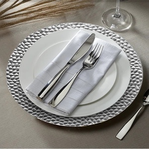 Assiette de service moderne en métal argenté texturé, bord martelé artisanal, élégante vaisselle pour événements et repas haut de gamme - Product Image 3