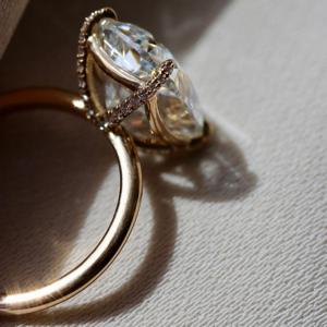 แหวนมอสซาไนต์ทรงคุชชั่นทอง 14K: แหวนแต่งงานแบบฝังเพชรสำหรับวันครบรอบ - Product Image 2