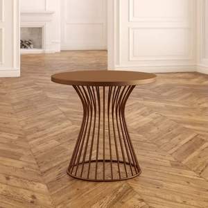 Hermosa mesa auxiliar de metal que realza las esquinas con un toque sofisticado y una construcción duradera - Product Image 1