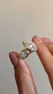 Anillo de compromiso Toi et Moi con diamantes cultivados en laboratorio de corte ovalado y pera, oro amarillo de 14K, moderno, personalizable, regalo de joyería fina para boda. - Product Image 2