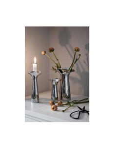 Florero de metal con acabado minimalista y Estructura suave adecuado para hogares escandinavos o japoneses - Product Image 2