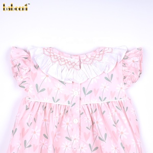 BB3341 ชุดรอมเปอร์เด็กผู้หญิงสีชมพู ผ้าฝ้ายออร์แกนิค 100% เป็นมิตรกับสิ่งแวดล้อม ระบายอากาศได้ดี หรูหรา ลายเรขาคณิต แต่งระบายแบบสม็อค ติดกระดุมแป๊ก - Product Image 6