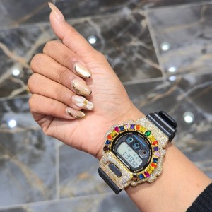Montre numérique à quartz de luxe avec lunette sertie de pierres arc-en-ciel, cadran en cristal saphir, bracelet en plastique, affichage de la date pour homme - Product Image 3