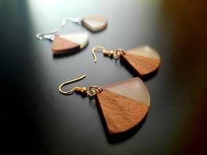 Boucles d'oreilles pendantes en résine naturelle et bois MN EXPORTS, faites à la main, style bohème, bijoux artisanaux, personnalisables, uniques, légères et tendance pour femmes - Product Image 4