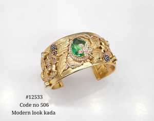 Pulsera Kundan Kada 12533, Bañada en Oro, Diseño Floral, Brazalete Abierto con Piedras Verdes y Rosas, Joyería de Latón para Bodas, para Mujer - Product Image 3