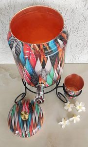 Distributeur d'eau à motif géométrique coloré avec couvercle en cuivre et tasse assortie sur support - Product Image 3
