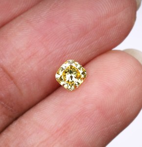 เพชรที่ได้รับการรับรองจาก IGI เพชรที่เพาะเลี้ยงในห้องปฏิบัติการ น้ำหนัก 0.55 กะรัต รูปทรงคุชชั่น สีเหลืองเข้มพิเศษ ผ่านการทดสอบเครื่องตรวจสอบเพชร สำหรับเครื่องประดับสั่งทำ - Product Image 6