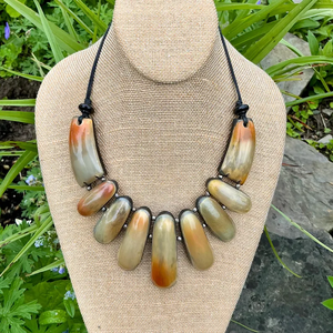 Collier ras du cou en perles de corne de buffle naturelles faites à la main, forme personnalisée, style ethnique, terreux et moderne - Product Image 1