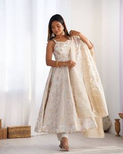 Conjunto de Kurti, Pantalón y Dupatta de Estilo Islámico, Ideal para Fiestas y Eventos, Color Blanco, Diseño con Cuello Redondo, Estampado con Vuelos Grandes - Product Image 1