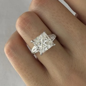 Anillo de Compromiso de Tres Piedras con Diamante Cultivado en Laboratorio de 5 Quilates, Corte Princesa, Certificado IGI, Diseño Único, Baguettes Cónicas, Triada, Oro Blanco de 18K - Product Image 5
