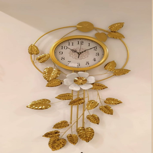 Horloge murale à feuilles d'automne multicolores avec élégantes sphères dorées. D'inspiration naturelle, disponible à prix de gros. - Product Image 6