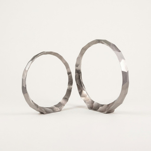 Juego de Esculturas Circulares Abstractas de Metal Martillado de Alta Calidad, Anillos de Aluminio Plateado para Decoración de Mesa, Hogar u Oficina - Product Image 1