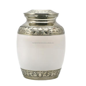 Urnes funéraires en laiton de haute qualité et classiques avec une belle conception de gravure Étain et urnes funéraires en métal fini de couleur noire - Product Image 4