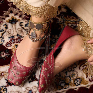 Embrace Serenity - Zapatos Khussa Personalizables para Mujer, Diseño Detallado Hecho a Mano con Adornos de Piel Sintética - Product Image 2