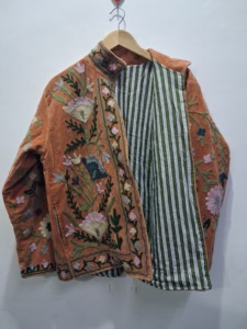 Chaqueta de Terciopelo Bordada a Mano de Primera Calidad, Abrigo Floral Botánico para Mujer, Prenda Exterior Artesanal Color Durazno, Estilo Vintage - Product Image 5