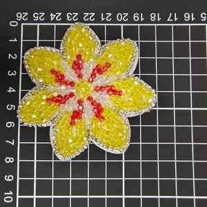 พวงกุญแจดอกลิลลี่ประดับลูกปัด งานปักมือ ของตกแต่งกระเป๋า พวงกุญแจทำมือ โดย glowin fashion - Product Image 1