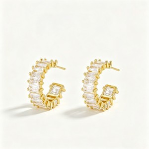 Boucles d'oreilles créoles géométriques Hemasa Fashions en acier inoxydable plaqué or 18 carats avec cristaux de strass taille émeraude micro-incrustés pour femme - Product Image 1