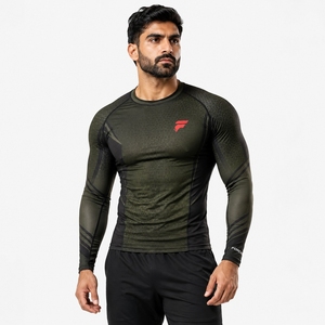 Rashguard léger pour hommes, conçu pour les hommes actifs, avec tissu respirant, construction confortable et qualité durable. - Product Image 1