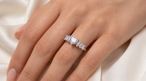 Anillo de Compromiso con Diamante Cultivado en Laboratorio, Corte Corazón, Múltiples Formas, Engaste de Puntas, con Piedras Laterales en Forma de Pera, Marquesa y Trapecio, Oro de 14K, Certificado IGI - Product Image 3