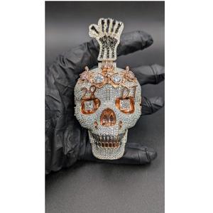 Colgante de Calavera de Lujo con Incrustaciones de Diamantes y Detalles en Oro Rosa, Ojos y Dientes con Diamantes, Joyería Personalizada de Estilo Hip-Hop - Product Image 1