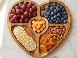 Bandeja de Servir de Madera de Roble Hecha a Mano con Forma de Corazón - Tabla de Aperitivos de Grado Comercial, Diseño Rústico, Regalo Romántico para Parejas - Product Image 4