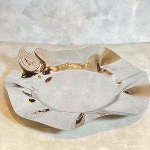 Plateau de service luxueux en argent ondulé avec une finition miroir et des élégants accents dorés Paisley pour une décoration intérieure sophistiquée - Product Image 3