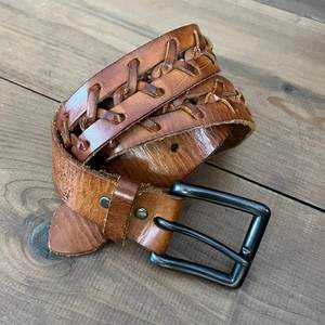 Achetez en ligne une ceinture en cuir véritable avec boucle noire, boucle en métal résistante à la rouille, ceintures de style décontracté pour hommes. - Product Image 1