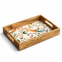 Plateau de service artistique pour mariage, motif floral et oiseaux |   Plateau rectangulaire en bois naturel émaillé avec poignées découpées pour le thé, les collations, la table à manger