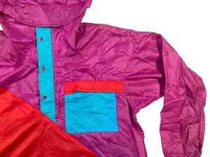 Chaqueta cortavientos rosa y roja con bloques de color, impermeable, personalizada para mujer, unisex, tipo anorak con media cremallera. - Product Image 4