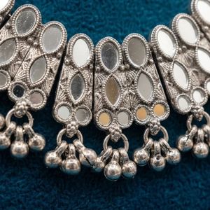 Conjunto de collar choker plateado con cuentas colgantes de diseño floral y aretes a juego para mujeres que usan ropa étnica, festiva y tradicional. - Product Image 6