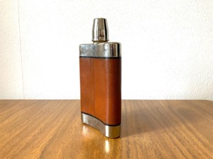 กระติกน้ำหนังและโลหะสไตล์วินเทจ ทนทาน เหมาะสำหรับใช้ในชีวิตประจำวันหรือใช้เป็นครั้งคราว ใส่น้ำมะนาวสดหรือน้ำดีท็อกซ์ได้ - Product Image 3