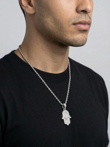 Pendentif main Hamsa serti de moissanite taille brillant rond, très tendance – Bijoux hip-hop en moissanite pour hommes et femmes - Product Image 4