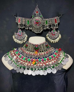 Conjunto de Joyería Tribal Afgana de Inspiración Vintage con Monedas de Plata en Relieve, Colgantes con Detalles Metálicos y Pendientes a Juego - Product Image 5