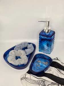 ชุดอุปกรณ์ห้องน้ำเรซิ่นรักษ์โลกสีน้ำเงินเข้มลายวน วาดด้วยมือ พร้อมถาดวางสบู่และอุปกรณ์อื่นๆ ของตกแต่งบ้านสไตล์แฮนด์เมด - Product Image 2
