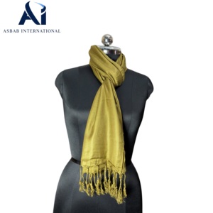 Venta al por mayor y exportación a granel de chales de pashmina de viscosa de color liso verde oliva, bufandas de tejido liso, hiyabs, envolturas, estolas con flecos y accesorios - Product Image 4