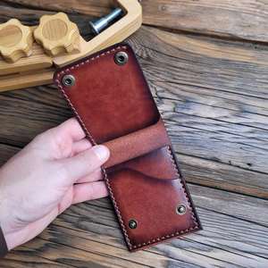 Cartera de Cuero Genuino Hecha a Mano con Logotipo Personalizado, Monedero Bifold Vintage para Hombre con Protección RFID, Venta al por Mayor - Product Image 1