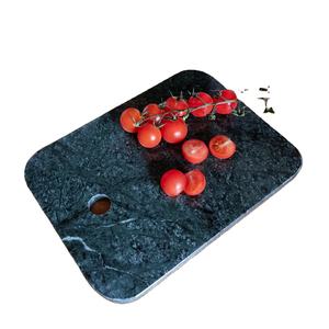 Tabla de cortar de mármol hecha a mano de forma cuadrada con utensilios de cocina, tabla de cortar de queso y frutas personalizada - Product Image 1